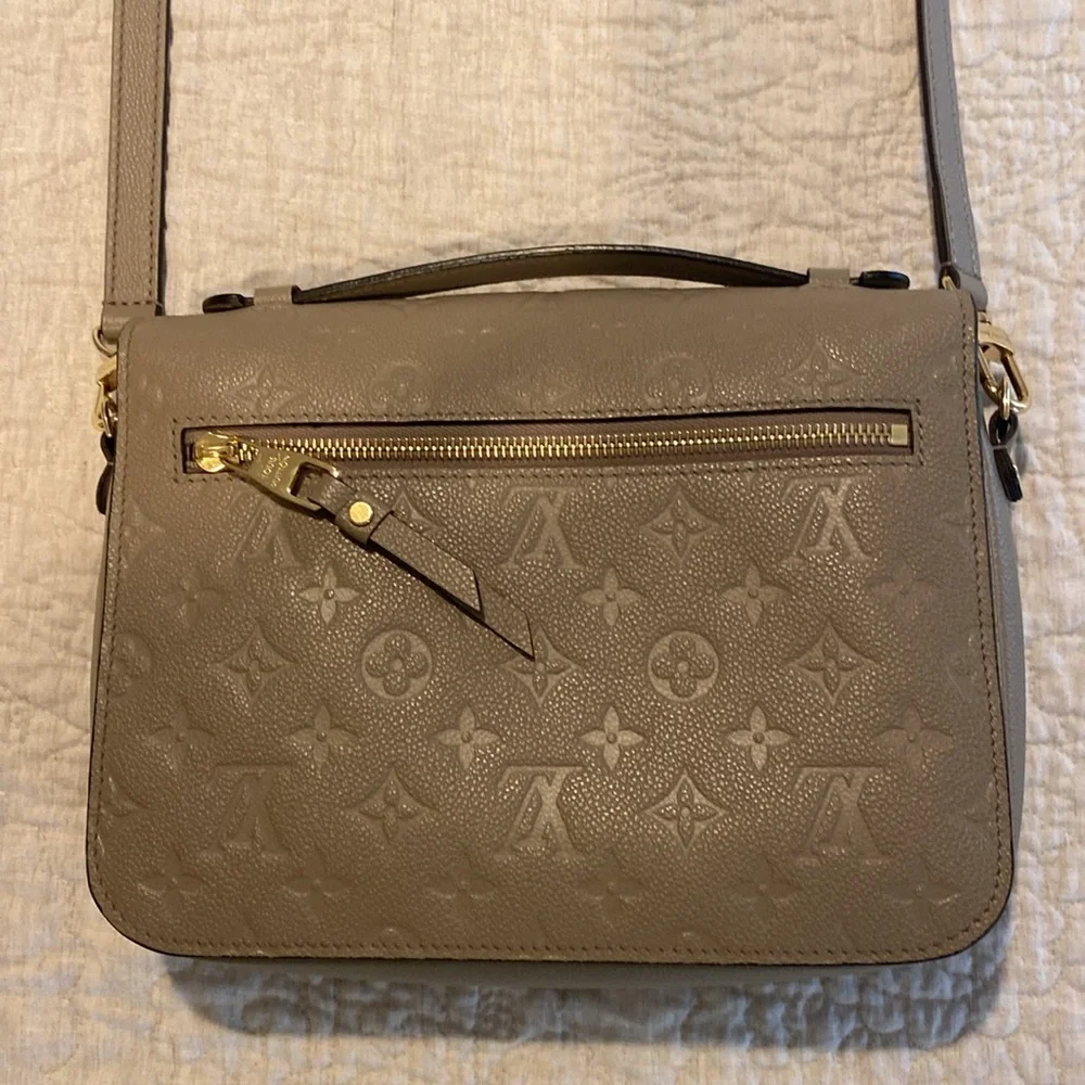 Louis Vuitton Pochette Metis Monogram Women Bag
